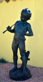 Lebensgroße Bronzeskulptur Bronze Junge mit Flöte grünlich patiniert mit Künstlersignatur – Bild 3