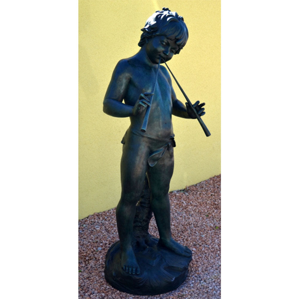 Junge-mit-Fl_C3_B6te-004-1 Lebensgroße Bronzeskulptur Bronze Junge mit Flöte grünlich patiniert mit Künstlersignatur – Bild 1