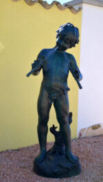 Lebensgroße Bronzeskulptur Bronze Junge mit Flöte grünlich patiniert mit Künstlersignatur – Bild 2
