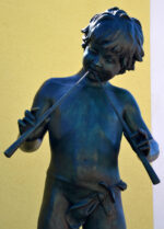 Lebensgroße Bronzeskulptur Bronze Junge mit Flöte grünlich patiniert mit Künstlersignatur – Bild 9