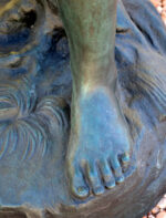 Lebensgroße Bronzeskulptur Bronze Junge mit Flöte grünlich patiniert mit Künstlersignatur – Bild 30