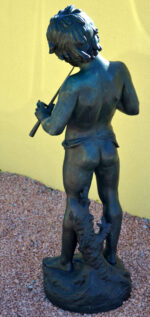 Lebensgroße Bronzeskulptur Bronze Junge mit Flöte grünlich patiniert mit Künstlersignatur – Bild 12