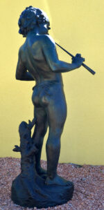 Lebensgroße Bronzeskulptur Bronze Junge mit Flöte grünlich patiniert mit Künstlersignatur – Bild 15