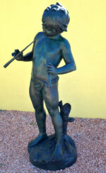 Lebensgroße Bronzeskulptur Bronze Junge mit Flöte grünlich patiniert mit Künstlersignatur – Bild 22