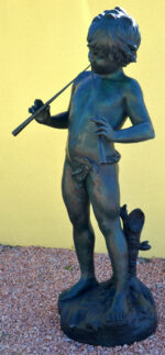 Lebensgroße Bronzeskulptur Bronze Junge mit Flöte grünlich patiniert mit Künstlersignatur – Bild 23
