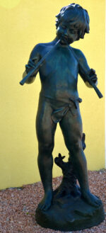 Lebensgroße Bronzeskulptur Bronze Junge mit Flöte grünlich patiniert mit Künstlersignatur – Bild 27