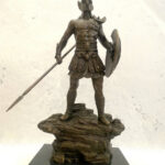 Bronzefigur Spartaner mit Speer und Schild - Bronze Krieger auf Marmorsockel