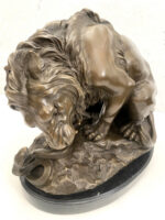 Tierfigur Bronze Löwe mit Schlange signiert Barye auf Marmorsockel – Bild 3