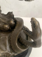 Tierfigur Bronze Löwe mit Schlange signiert Barye auf Marmorsockel – Bild 11