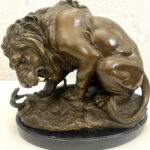 Tierfigur Bronze Löwe mit Schlange signiert Barye auf Marmorsockel