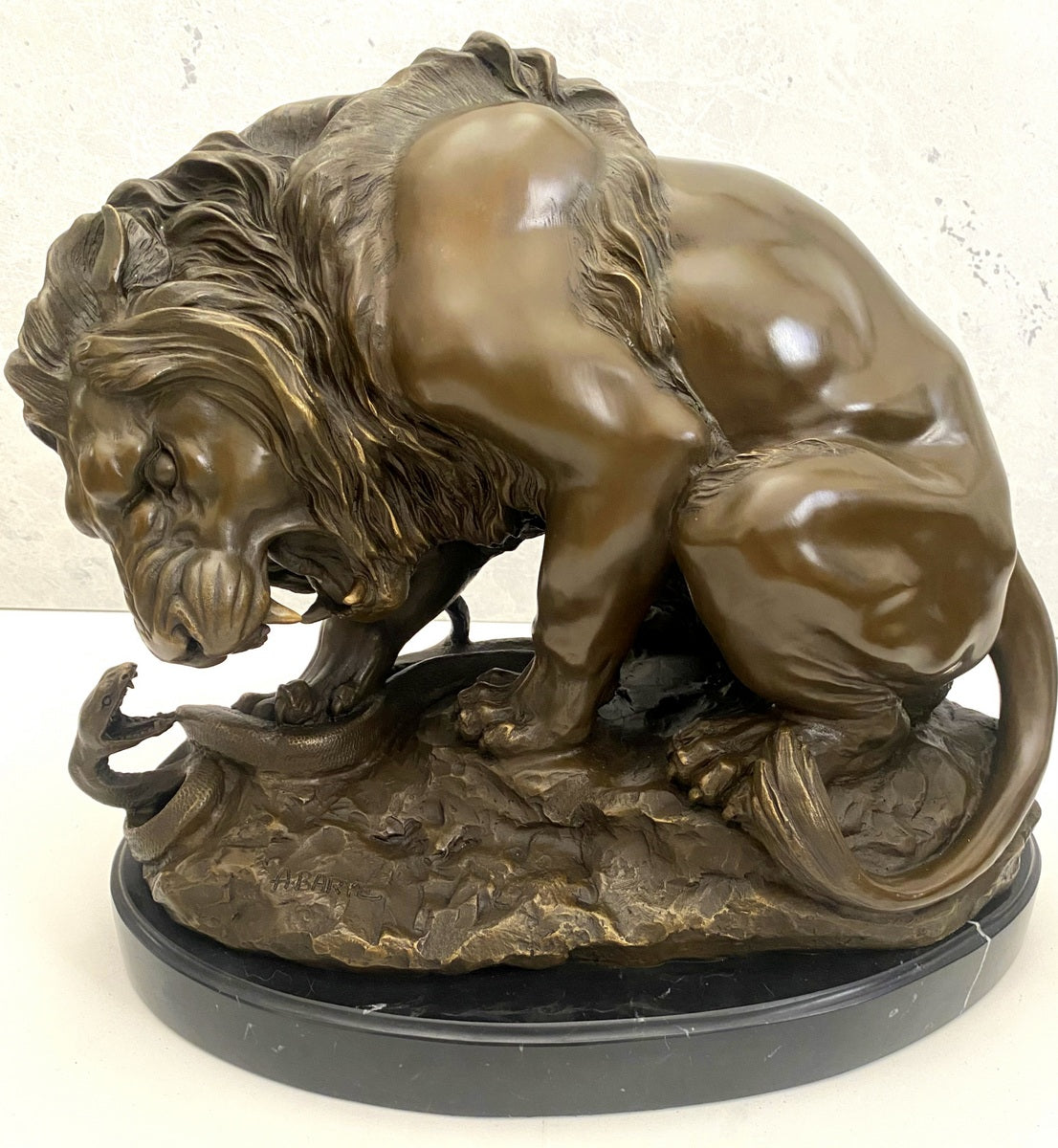 LoewemitSchlangenachBarye-008 Tierfigur Bronze Löwe mit Schlange signiert Barye auf Marmorsockel – Bild 1