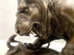 Tierfigur Bronze Löwe mit Schlange signiert Barye auf Marmorsockel – Bild 10