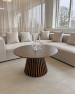 Lewis Lamellen-Couchtisch Ø90 cm aus geräucherter Eichenfurnier – Bild 2
