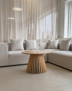 Minimalistische Luxusmöbel im Japandi Stil für ein elegantes Wohnzimmer von Del Imperium