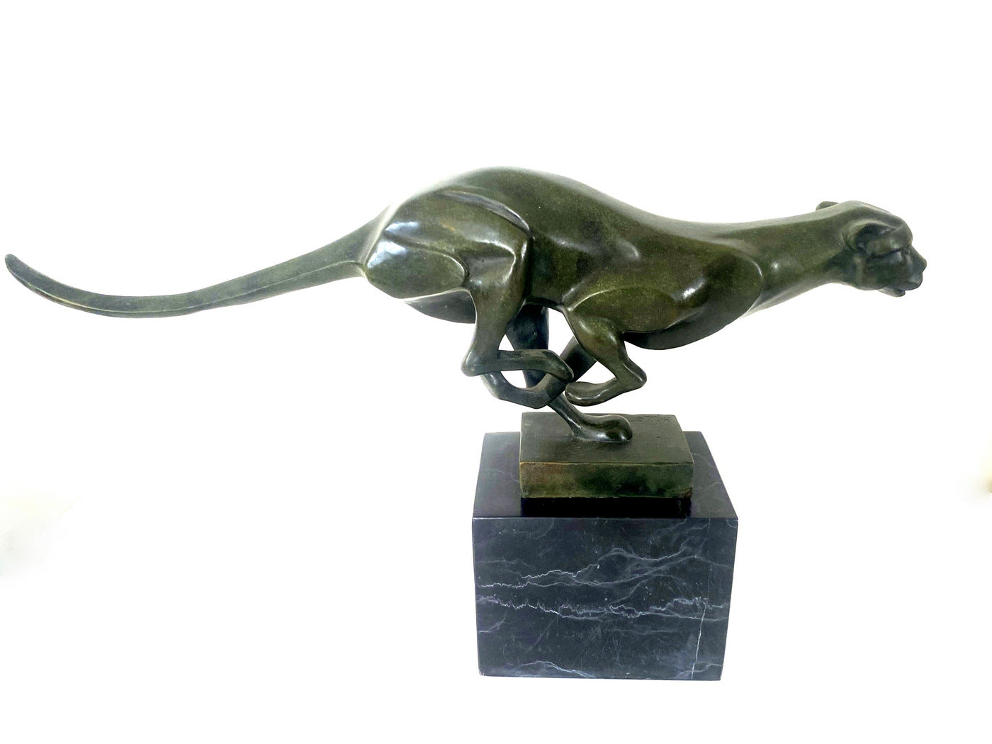 Milo-Raubkatze-im-Sprung-001-1 Bronze Raubkatze im Sprint auf Marmorsockel mit Künstlersignatur – Bild 1