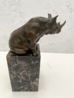 Bronzefigur sitzendes Nashorn aus Bronze auf Marmorsockel signiert Milo – Bild 4