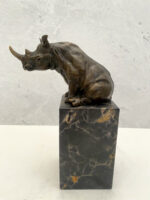 Bronzefigur sitzendes Nashorn aus Bronze auf Marmorsockel signiert Milo – Bild 7