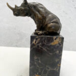Bronzefigur sitzendes Nashorn aus Bronze auf Marmorsockel signiert Milo