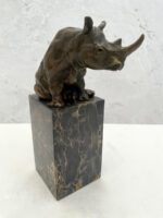 Bronzefigur sitzendes Nashorn aus Bronze auf Marmorsockel signiert Milo – Bild 5