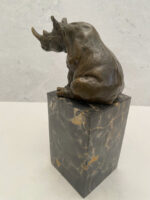 Bronzefigur sitzendes Nashorn aus Bronze auf Marmorsockel signiert Milo – Bild 2