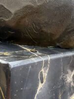 Bronzefigur sitzendes Nashorn aus Bronze auf Marmorsockel signiert Milo – Bild 8