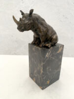 Bronzefigur sitzendes Nashorn aus Bronze auf Marmorsockel signiert Milo – Bild 6