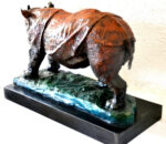 Bronzefigur - Panzernashorn in Bronze auf Marmorsockel mit Künstlersignatur – Bild 4