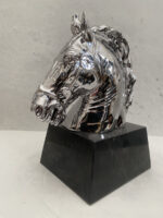 Tierfigur- Bronzeskulptur- Bronze Pferd Büste verchromt auf Marmorsockel – Bild 7