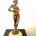 Bronzefigur-  Bronze Akt signiert Raymondo  auf hellen Marmorsockel