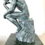 Moderne Kunst -Bronze Statue - Der Denker auf Marmorsockel signiert Rodin