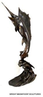Großer Bronze Schwertfisch auf edlem weißen Marmor mit Künstlersignatur – Bild 2