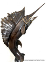 Großer Bronze Schwertfisch auf edlem weißen Marmor mit Künstlersignatur – Bild 3
