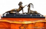 Bronzefigur - Art Deko Akt mit Gazelle signiert Fayral auf Marmorsockel – Bild 4