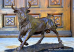 Bronze Stier auf Marmorsockel mit Künstler Signatur klassisch patiniert – Bild 2