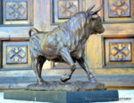 Bronze Stier auf Marmorsockel mit Künstler Signatur klassisch patiniert – Bild 3