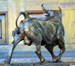 Bronze Stier auf Marmorsockel mit Künstler Signatur klassisch patiniert – Bild 4