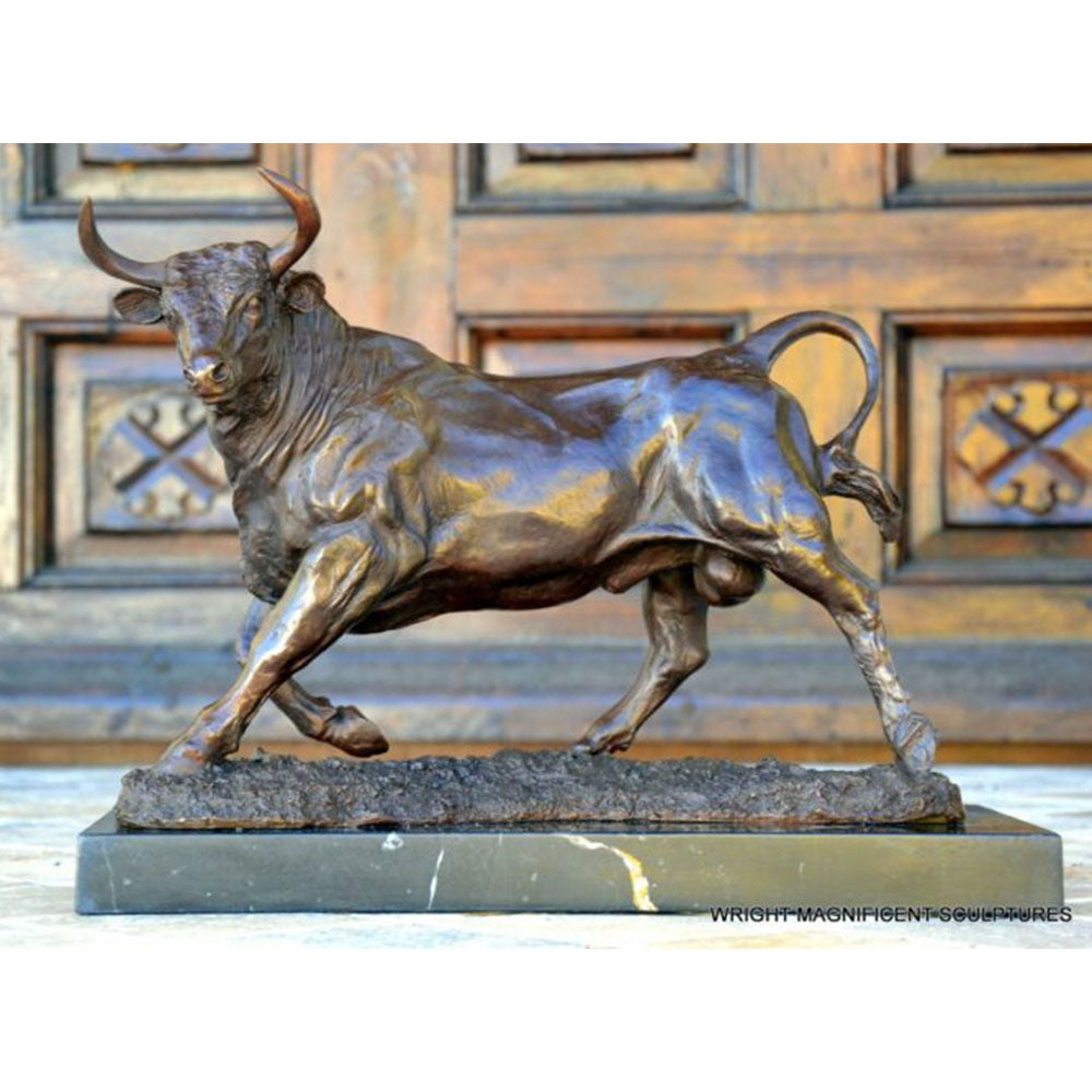 dsc_1663-675x493-1 Bronze Stier auf Marmorsockel mit Künstler Signatur klassisch patiniert – Bild 1