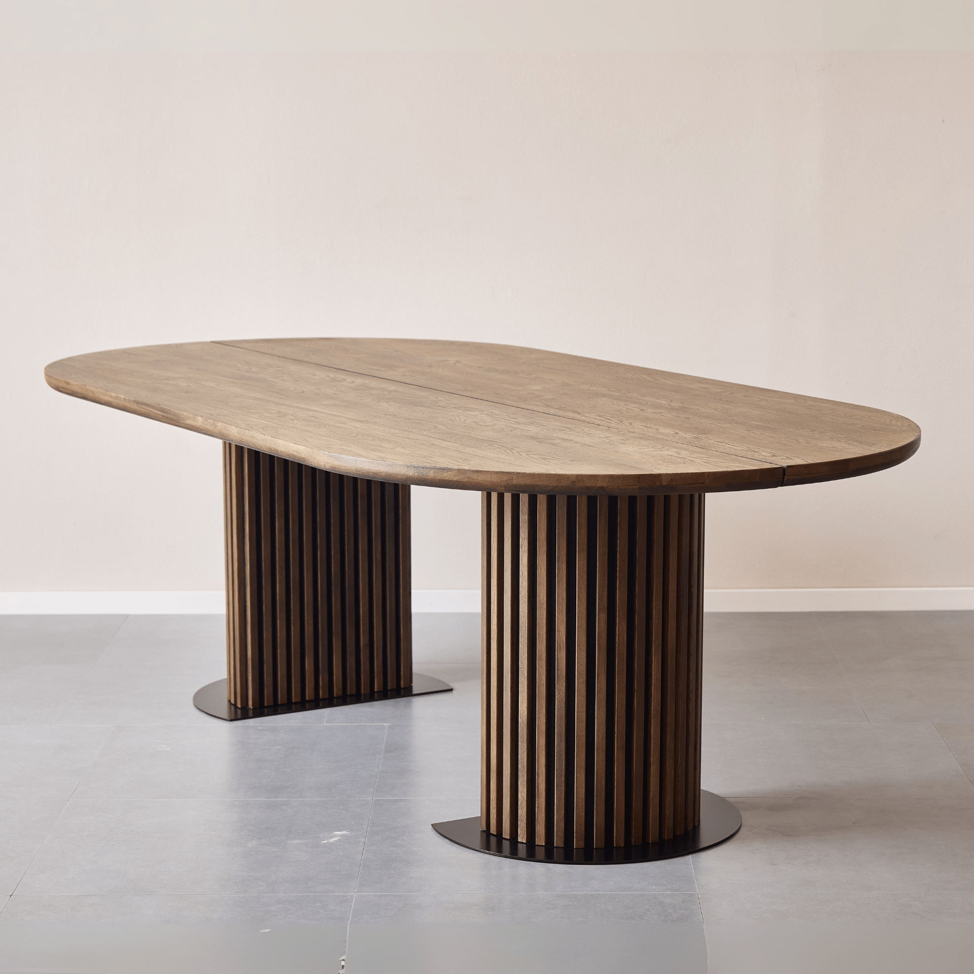 matteo240_3c7fa0c3-488b-4459-be34-7d2e7df2d8f9 Matteo - Dielentisch mit Lattenrost aus massiver Räuchereiche 240x120x77 cm – Bild 1